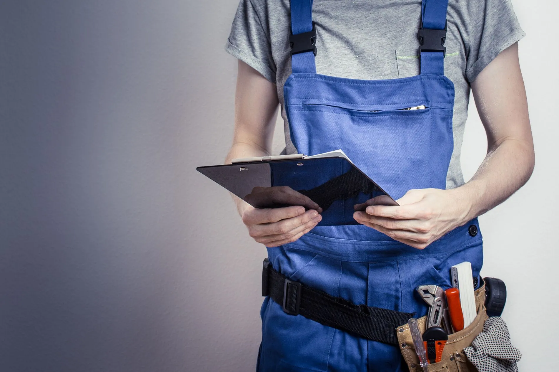 Arbeiter im Blaumann mit Klemmbrett.jpg